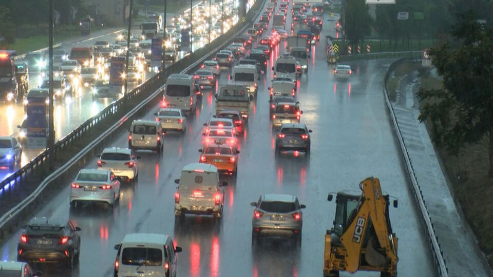 Sağanak İstanbul'da trafiği kilitledi!