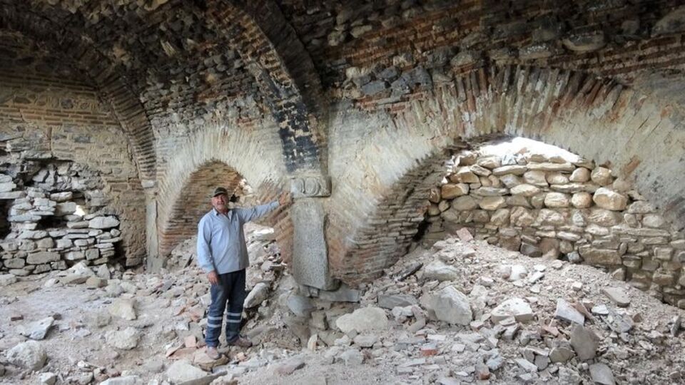 İçi köstebek yuvasını andırıyor... 828 yıllık!