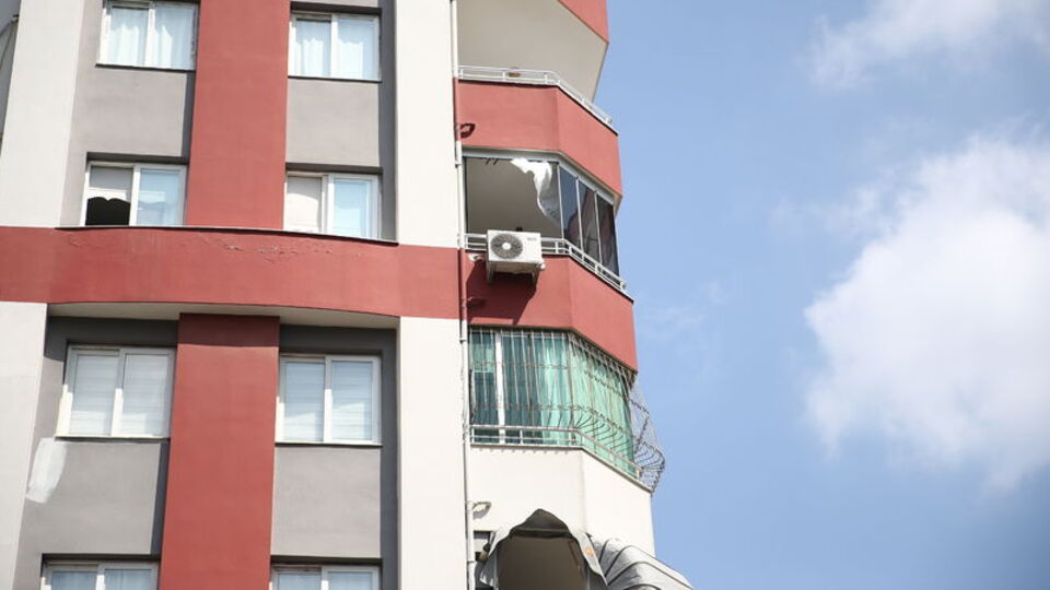 Dördüncü kattan düşen çocuk kurtarılamadı