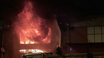 Yedek parça deposunda korkutan yangın: 2 yaralı