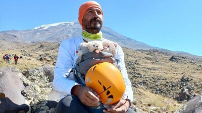 Kızlarının ayıcıklarıyla Ağrı Dağı'na zirve tırmanışı yaptı