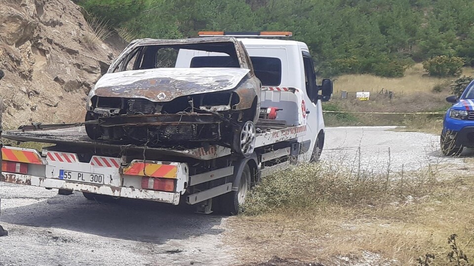 Otomobili yanan kadının cansız bedeni bulundu!