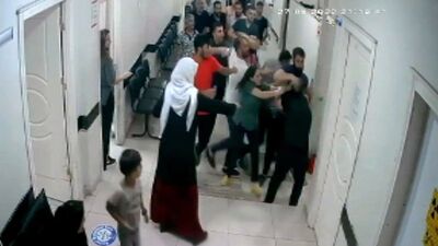 Saldırdıkları doktor istifa etmişti! Tahliye edildiler