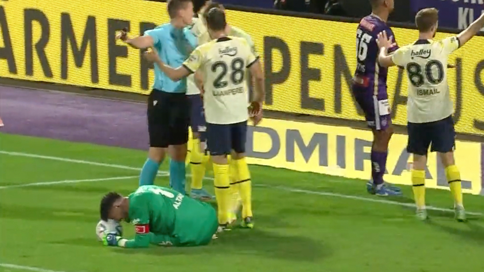 Altay Bayındır'a davul tokmağı atıldı