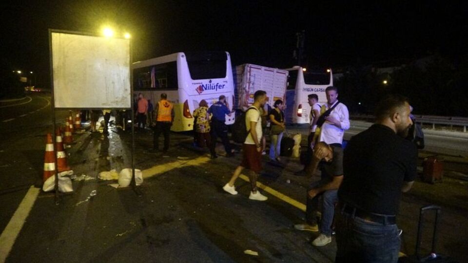 Kocaeli TEM'de zincirleme kaza: Yaralılar var