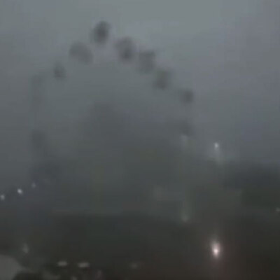 İtalya'daki şiddetli fırtına dönme dolabı kontrolden çıkardı