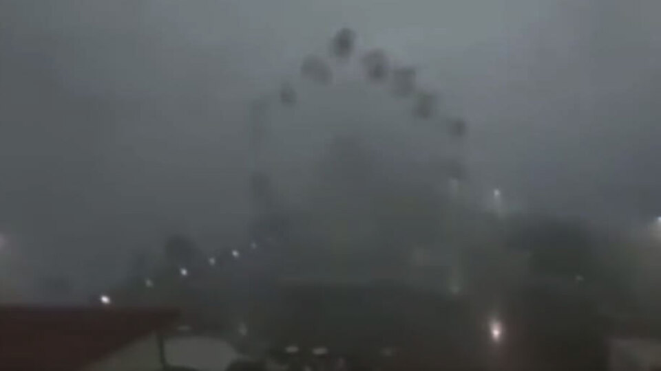 İtalya'daki şiddetli fırtına dönme dolabı kontrolden çıkardı