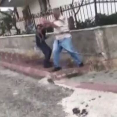 O anlar kamerada! Dedelerin kemerle kavgası!