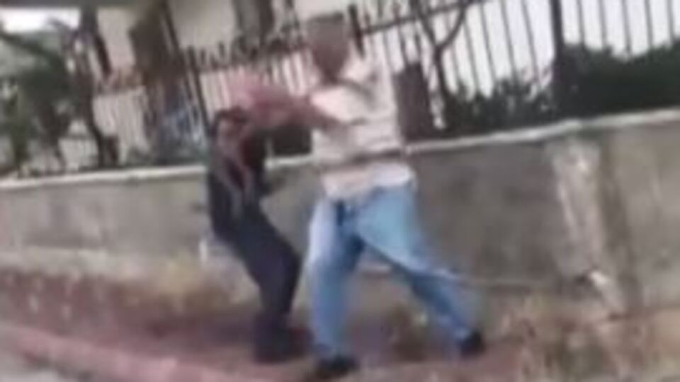 O anlar kamerada! Dedelerin kemerle kavgası!