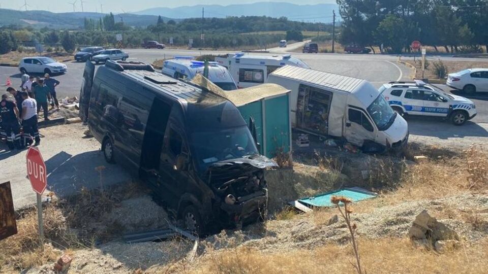 Kırkağaç'ta iki araç çarpıştı: 9 yaralı