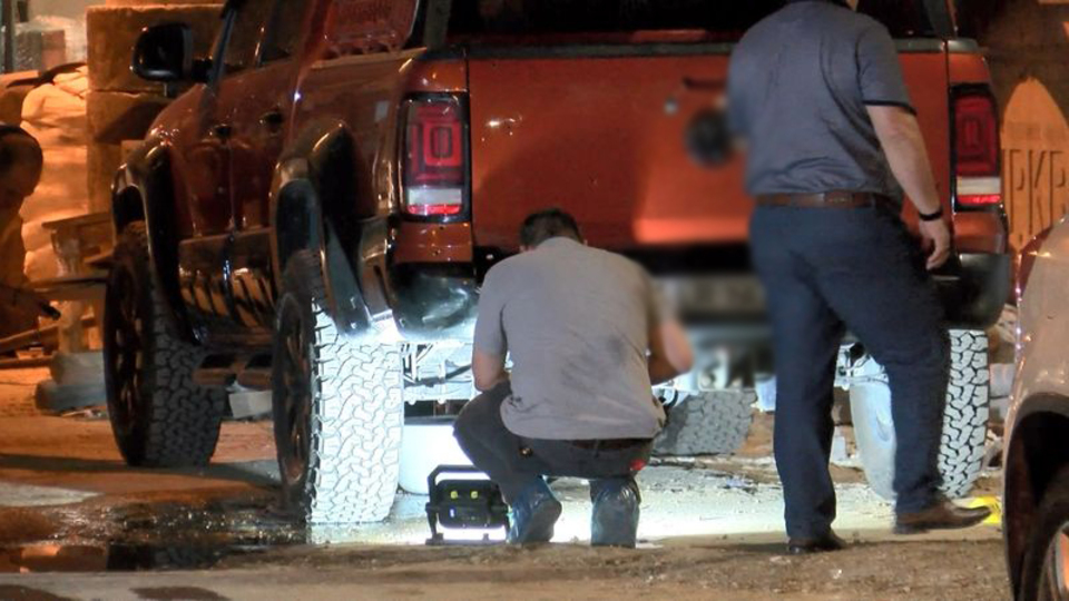 Küçükçekmece'de emlakçının aracına silahlı saldırı düzenlendi