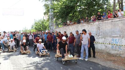 Adana'da el yapımı tahta araçlar yarıştı