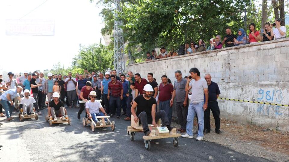 Adana'da el yapımı tahta araçlar yarıştı