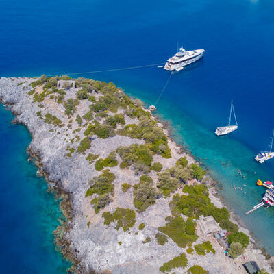 Botlarla ve günübirlik teknelerle ulaşılıyor... Masmavi suyu büyülüyor!
