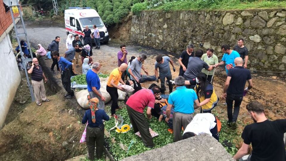 Rize'de tur minibüsü devrildi: 24 yaralı