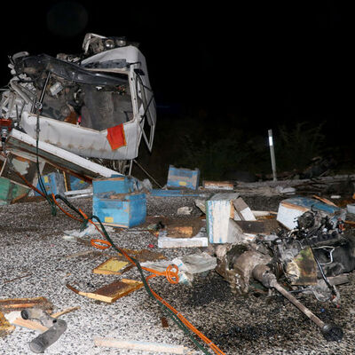 Arı kovanı yüklü kamyon ile otomobil çarpıştı: 4 ölü, 3 yaralı