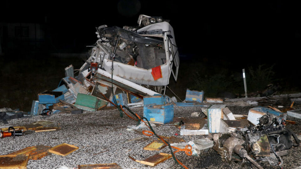 Arı kovanı yüklü kamyon ile otomobil çarpıştı: 4 ölü, 3 yaralı