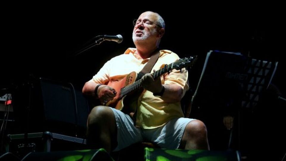 Bülent Ortaçgil 'World Akustik' sahnesinde