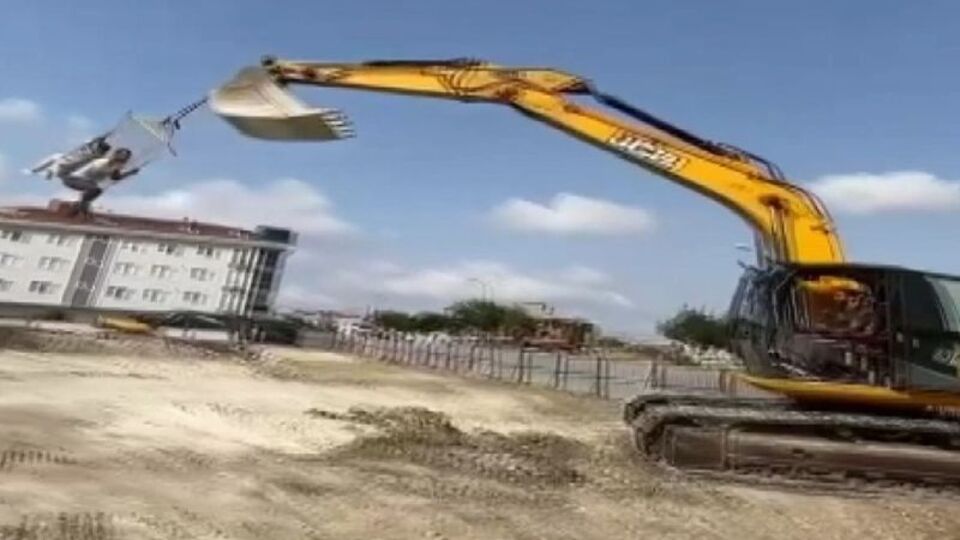 O anlar kamerada! İşçilerin eğlencesi yürekleri hoplattı!