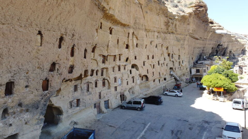 Elle yontularak yapıldı! Ziyaretçi akınına uğruyor