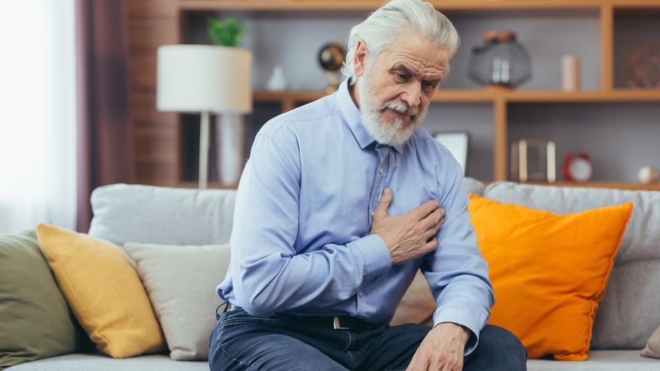 Kalp ağrısı nedir, neden olur ve nasıl geçer?