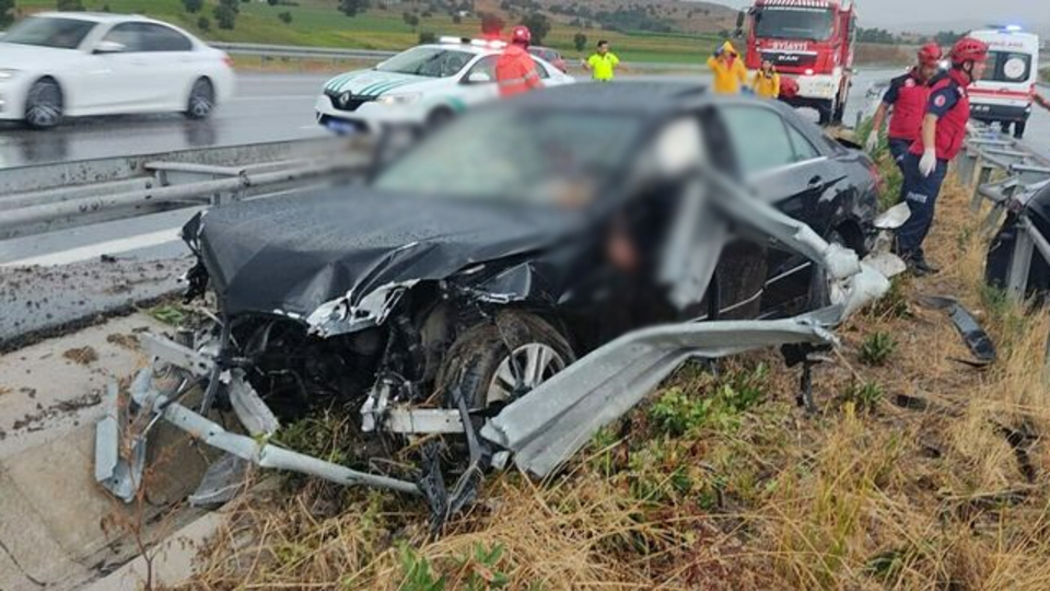 Tatil yolunda feci kaza: Anne-baba öldü, 2 çocuk yaralı