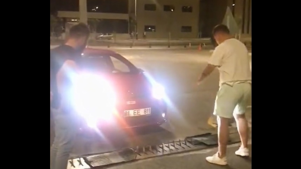 Pes artık! Kapanın üzerine paspas koyup geçti