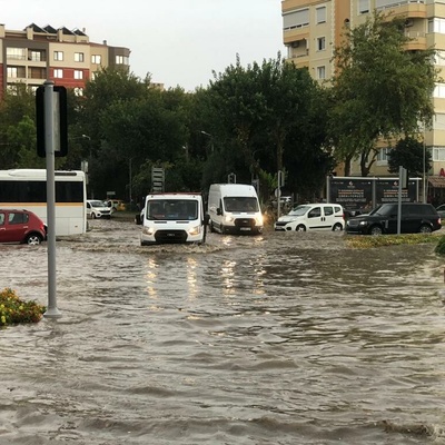 İzmir'i şiddetli sağanak vurdu!