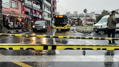 İETT otobüsünün geçişi sırasında yol çöktü
