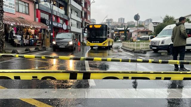 İETT otobüsünün geçişi sırasında yol çöktü