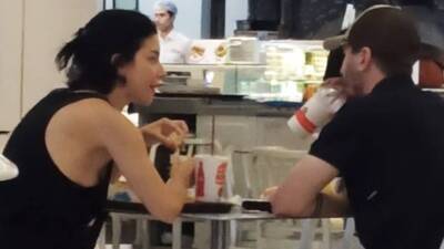 Aşıkların hamburger keyfi