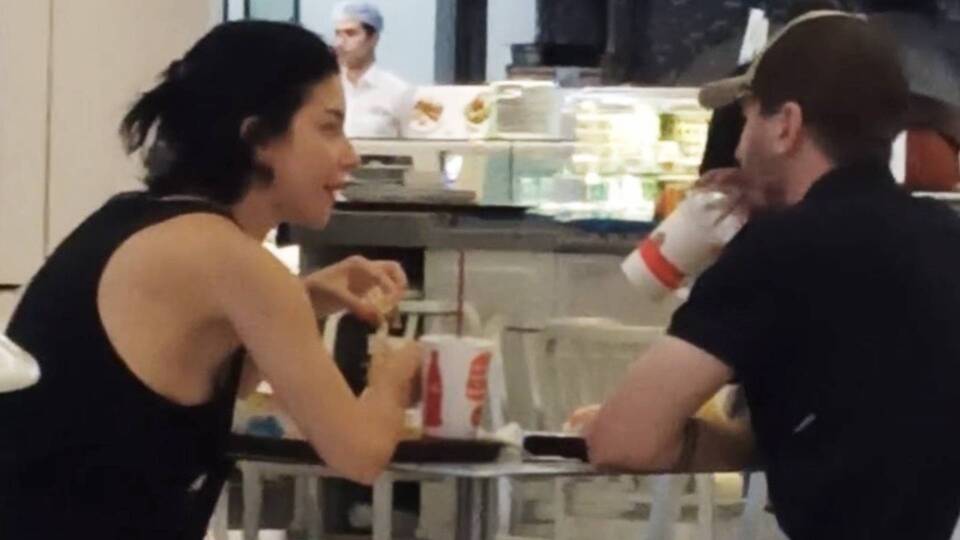 Aşıkların hamburger keyfi