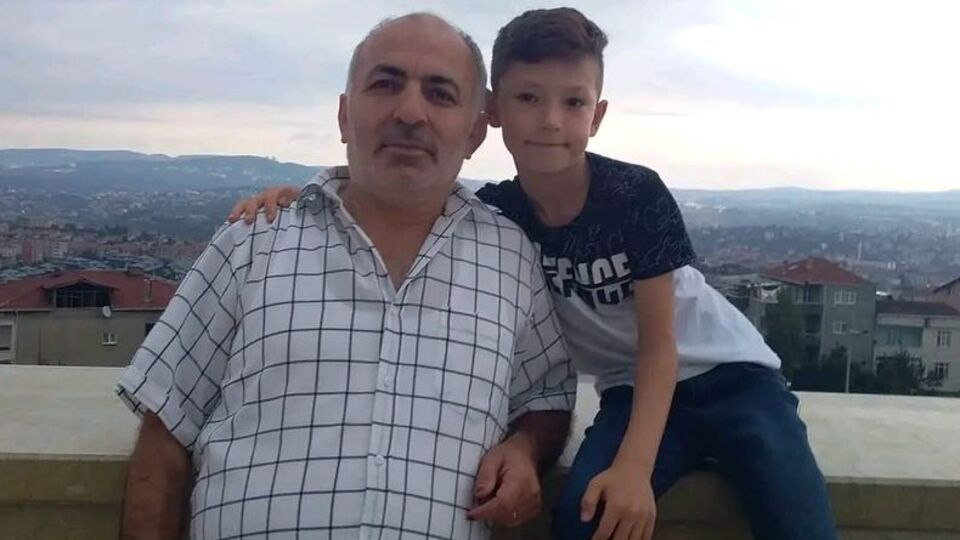 Baba dalgalara kapıldı! Oğlu kayıp!