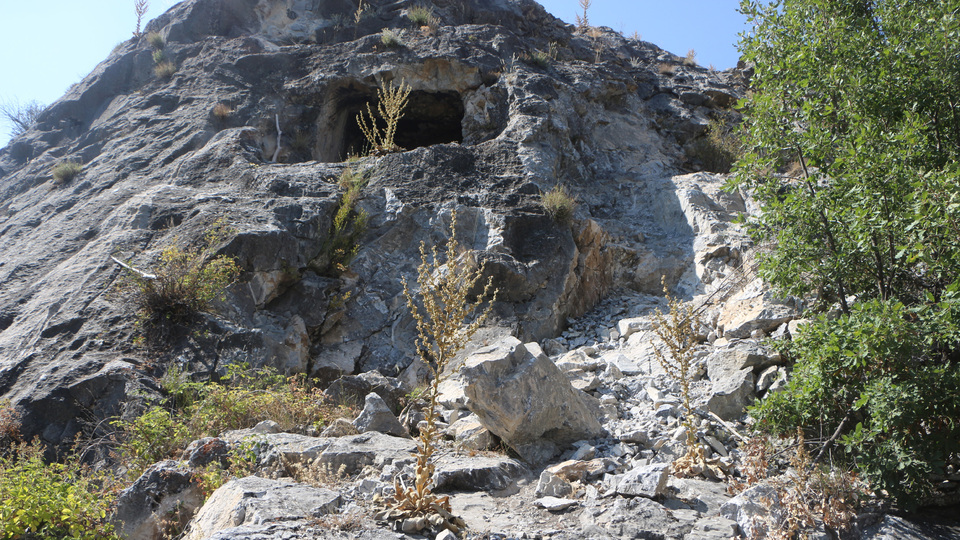Tarihi mezarı define için patlattılar!
