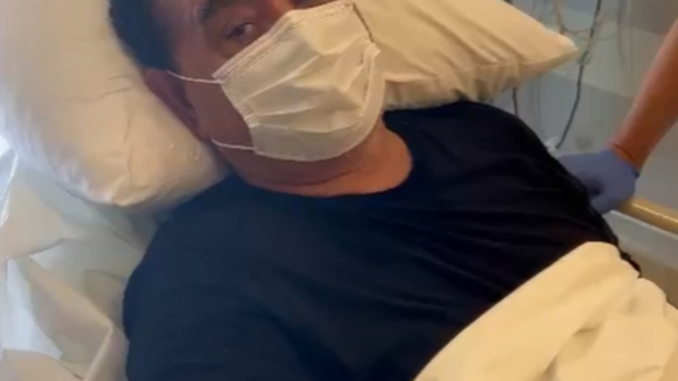 İbrahim Tatlıses hastane odasında türkü söyledi