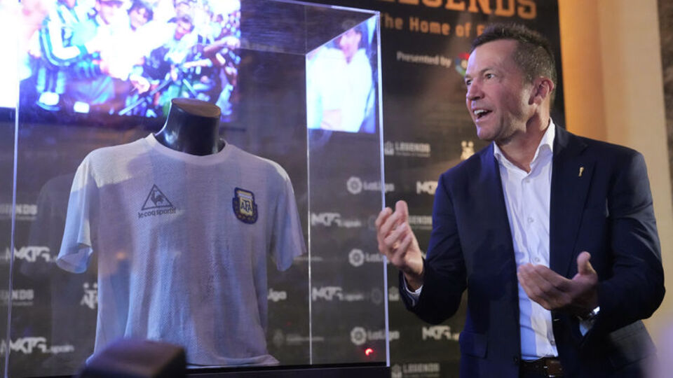 Maradona'nın formasını müzeye verdi