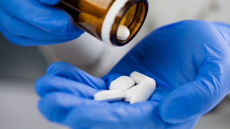 Paxlovid 40-65 yaşlarındaki yetişkinlerde fayda göstermiyor