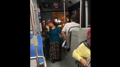 Çuvaldaki kedileri fark edip son anda kurtardı!