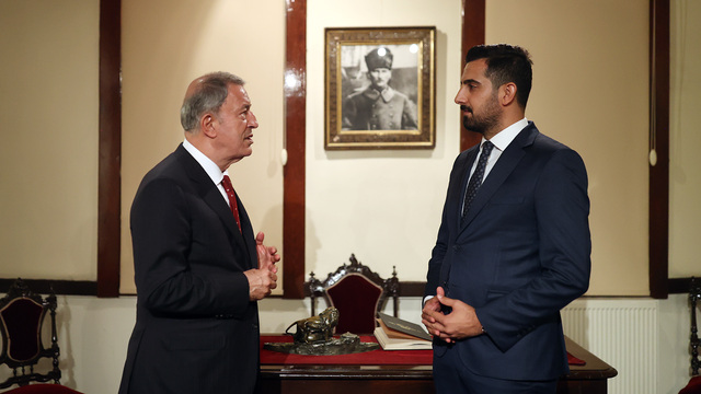 Bakan Akar'dan kritik mesajlar