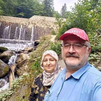 Otobüs durağında bekliyorlardı!