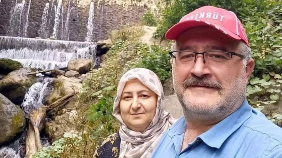 Otobüs durağında bekliyorlardı!