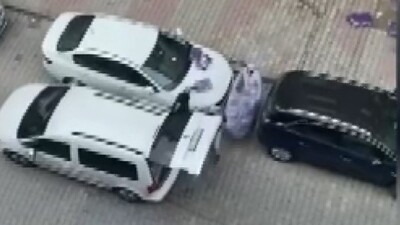 Güpegündüz kimseye aldırmadan soygun yaptılar!