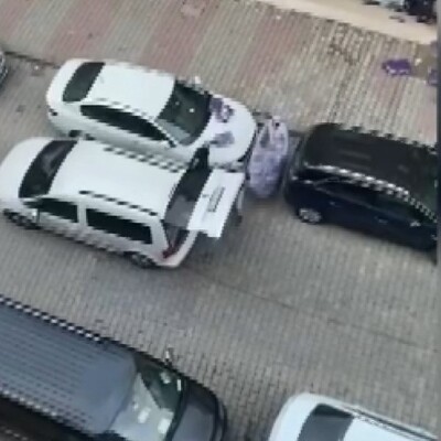 Güpegündüz kimseye aldırmadan soygun yaptılar!