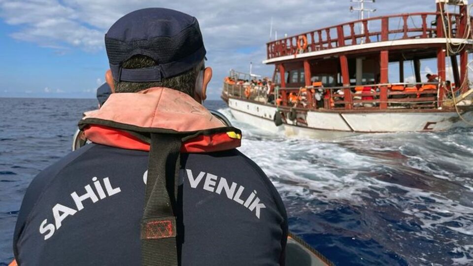 Gezi teknesi ile göçmen kaçırıyorlardı