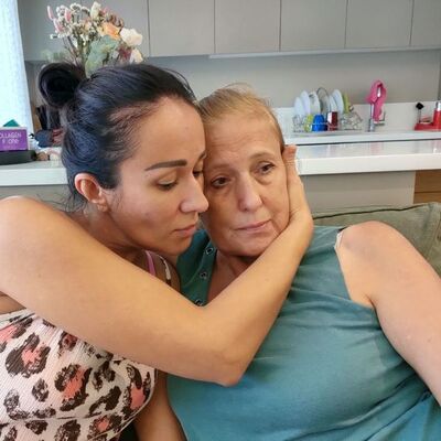 Sahile çıkamayan caretta caretta ısırdı