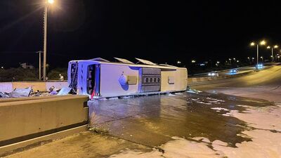 Yolcu otobüsü gişelere çarptı: 3'ü ağır 40 yaralı