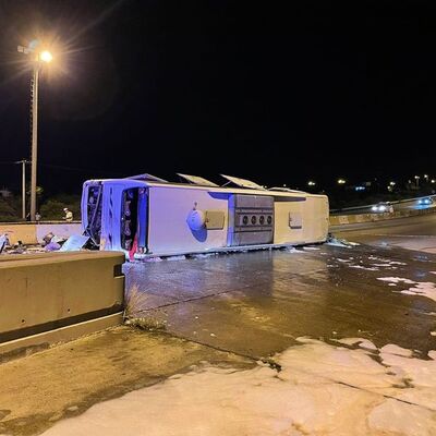 Yolcu otobüsü gişelere çarptı: 3'ü ağır 40 yaralı