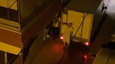 Çarptıkları evin sahiplerini tehdit ettiler!