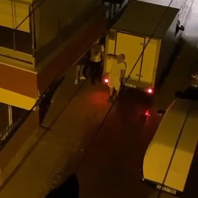 Çarptıkları evin sahiplerini tehdit ettiler!