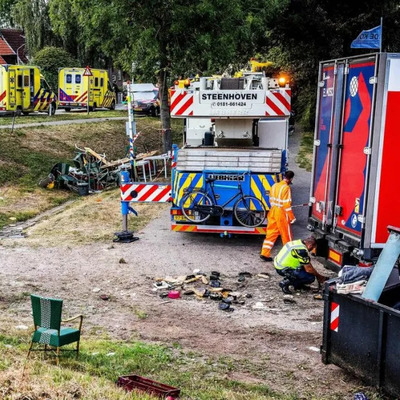 Yoldan çıkan kamyon parti yapanlara çarptı!